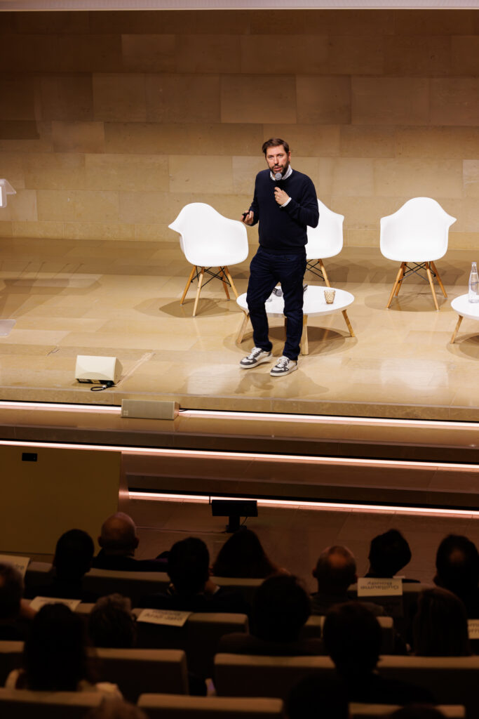 Intervenant face au public lors du Sommet de la Transformation au 3 Mazarium à Paris, en novembre 2025