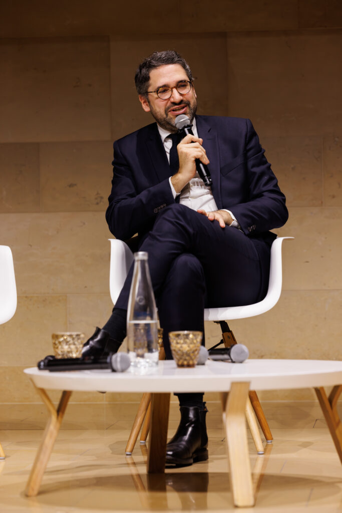 Intervenant prenant la parole au Sommet de la Transformation au 3 Mazarium à Paris, en novembre 2025