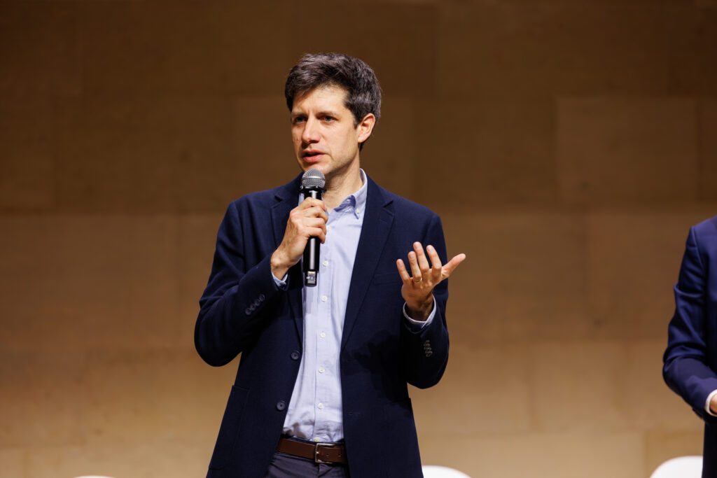 Intervenant prenant la parole au Sommet de la Transformation au 3 Mazarium à Paris, novembre 2025