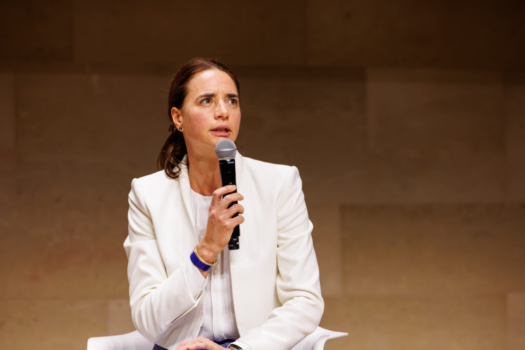 Intervenante prenant la parole au Sommet de la Transformation au 3 Mazarium à Paris, en novembre 2025
