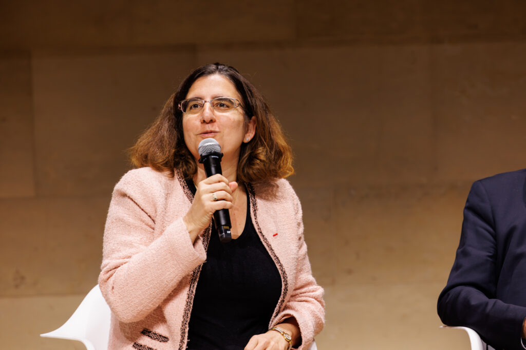 Une intervenante prend la parole au Sommet de la Transformation au 3 Mazarium à Paris, en novembre 2025