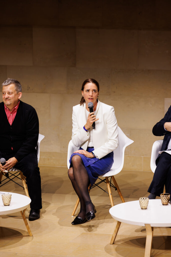 Une intervenante prend la parole au Sommet de la Transformation au 3 Mazarium à Paris, en novembre 2025