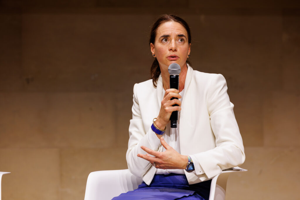 Intervenante prenant la parole au Sommet de la Transformation au 3 Mazarium à Paris, en novembre 2025