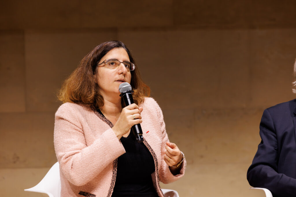 Intervenante prenant la parole au Sommet de la Transformation au 3 Mazarium à Paris, en novembre 2025