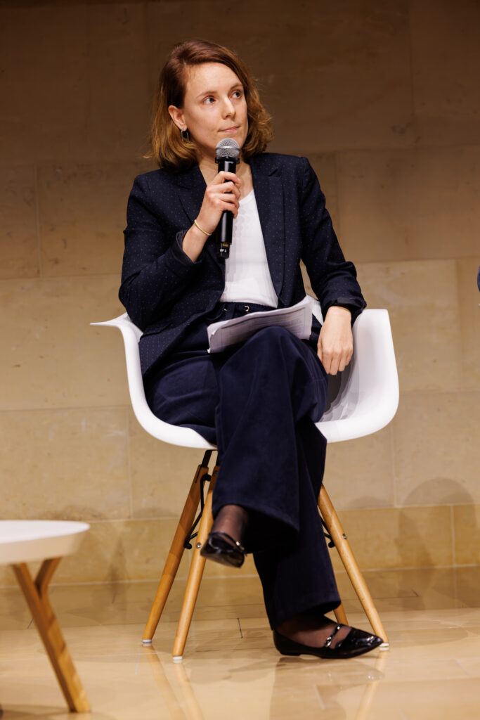 Intervenante prenant la parole au Sommet de la Transformation au 3 Mazarium à Paris, en novembre 2025