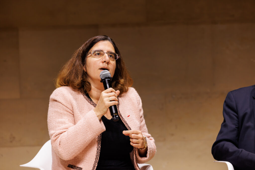 Intervenante prenant la parole au Sommet de la Transformation au 3 Mazarium à Paris, en novembre 2025