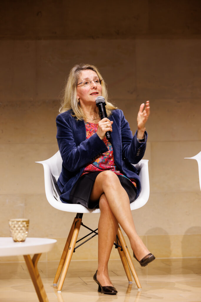 Intervenante prenant la parole au Sommet de la Transformation au 3 Mazarium à Paris, en novembre 2025