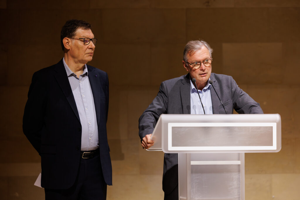 Deux intervenants à la tribune du Sommet de la Transformation au 3 Mazarium à Paris, novembre 2025