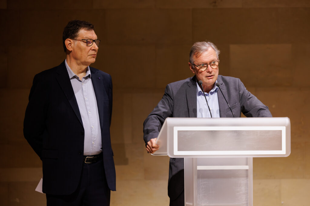 Deux intervenants au pupitre lors du Sommet de la Transformation au 3 Mazarium à Paris, en novembre 2025