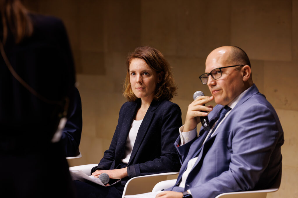Deux intervenants assis lors du Sommet de la Transformation au 3 Mazarium à Paris, en novembre 2025