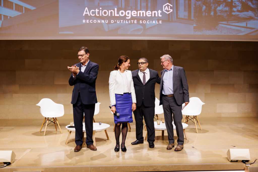 Quatre intervenants sur scène lors du Sommet de la Transformation au 3 Mazarium à Paris, en novembre 2025