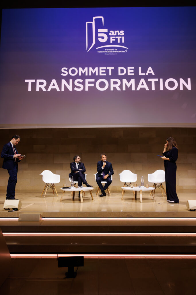 Intervenants sur scène lors du Sommet de la Transformation au 3 Mazarium à Paris, en novembre 2025