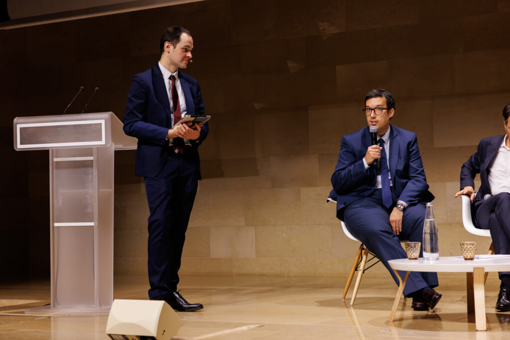 Deux intervenants sur scène au Sommet de la Transformation au 3 Mazarium à Paris, en novembre 2025