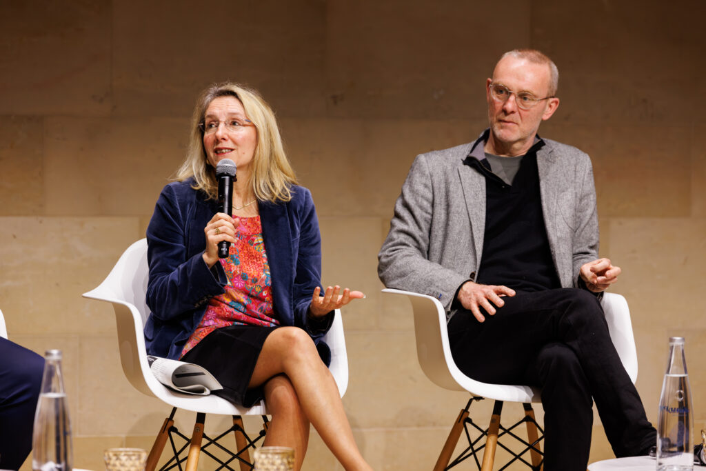 Une intervenante prend la parole au Sommet de la Transformation à Paris, en novembre 2025