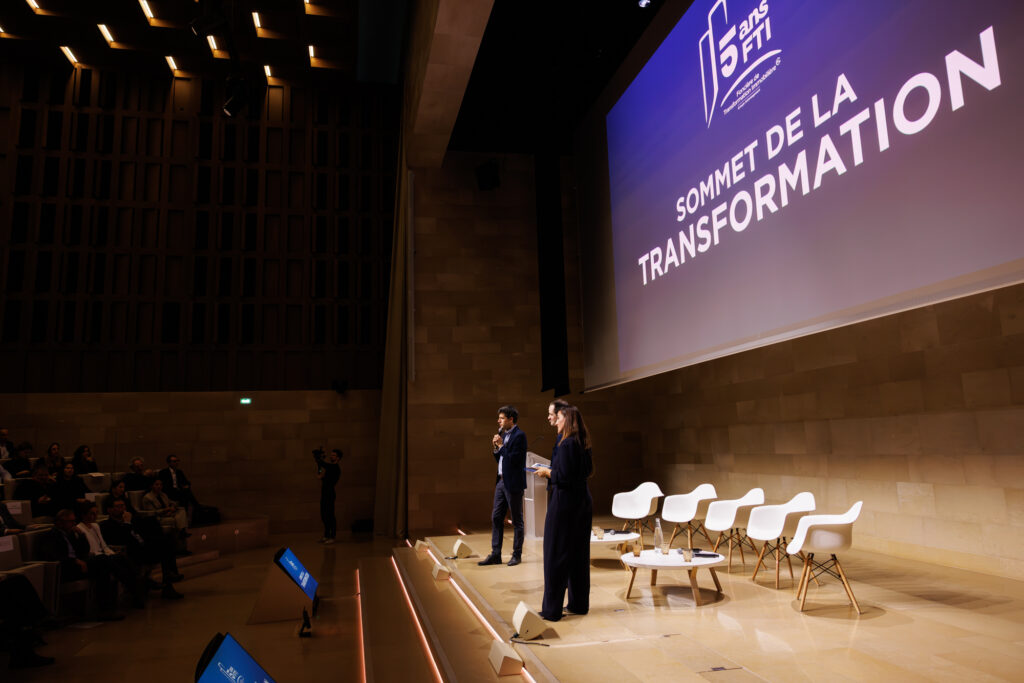 Deux intervenants sur scène au 3 Mazarium à Paris lors du Sommet de la Transformation, novembre 2025