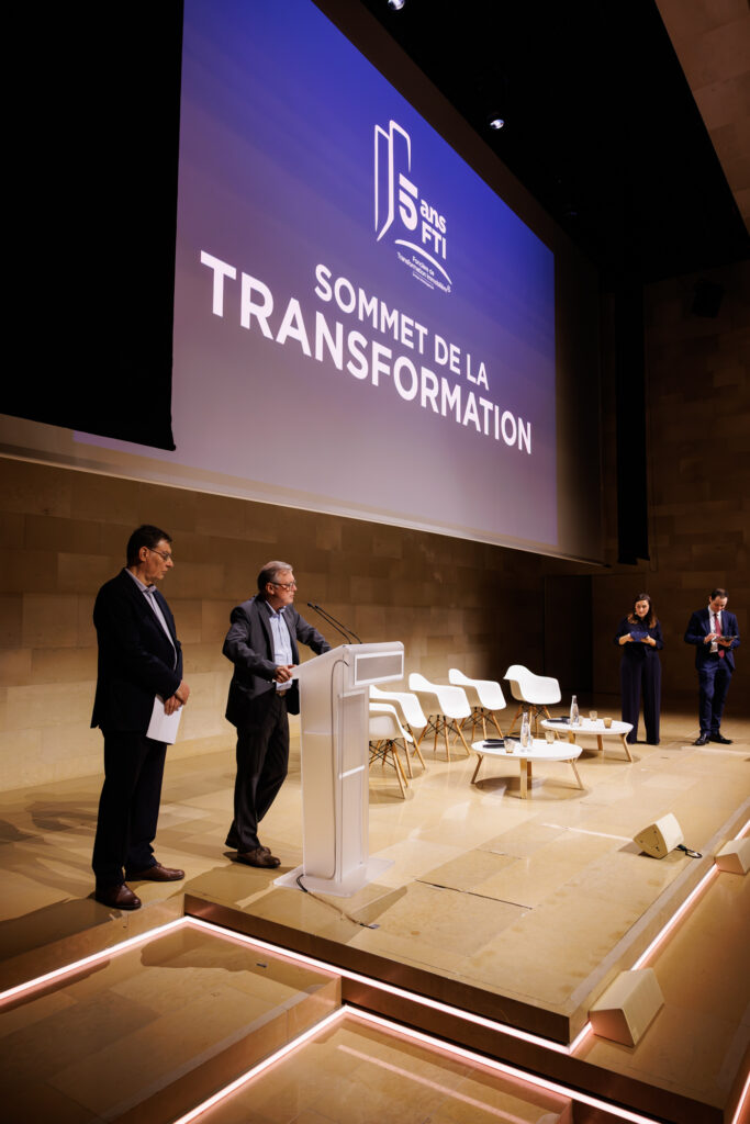 Deux intervenants sur scène lors du Sommet de la Transformation au 3 Mazarium à Paris, en novembre 2025