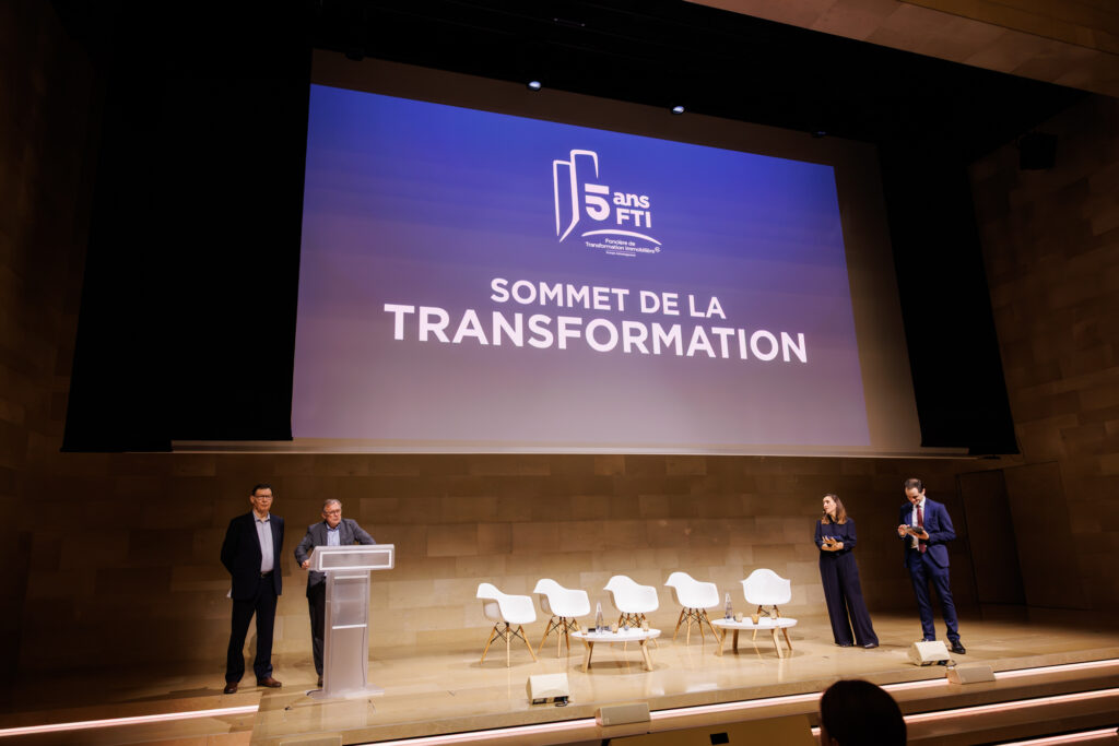 Intervenants sur scène lors du Sommet de la Transformation au 3 Mazarium à Paris, en novembre 2025