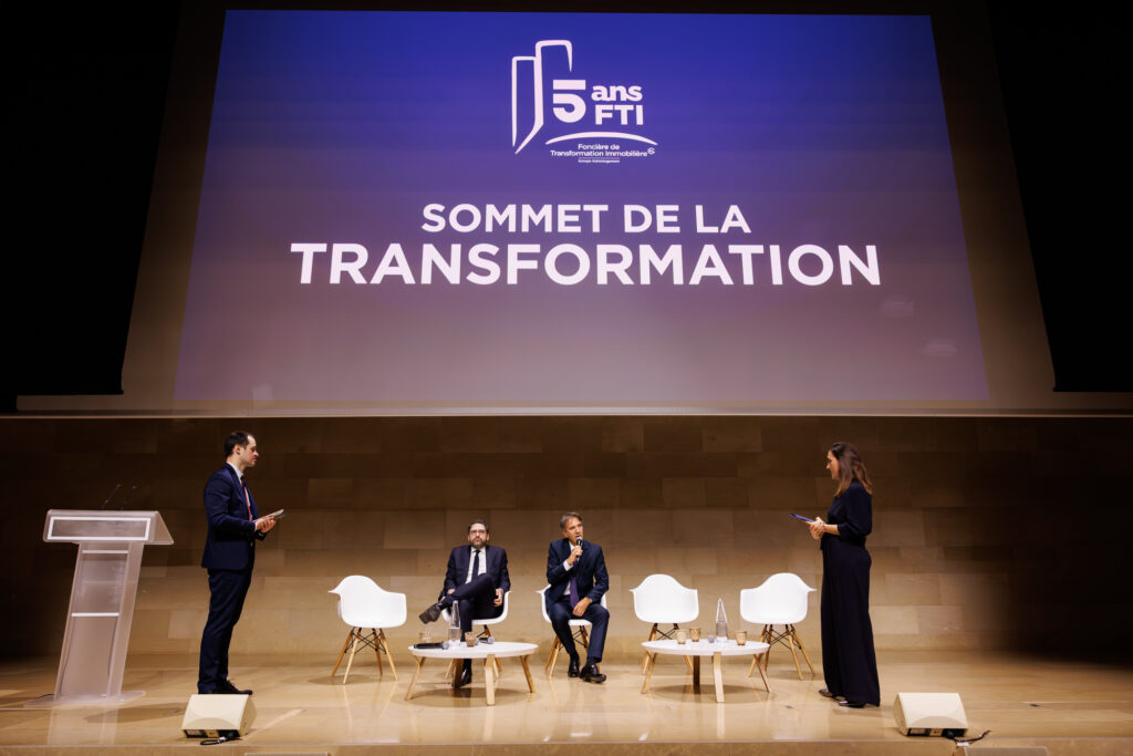 Intervenants sur scène lors du Sommet de la Transformation au 3 Mazarium à Paris, en novembre 2025
