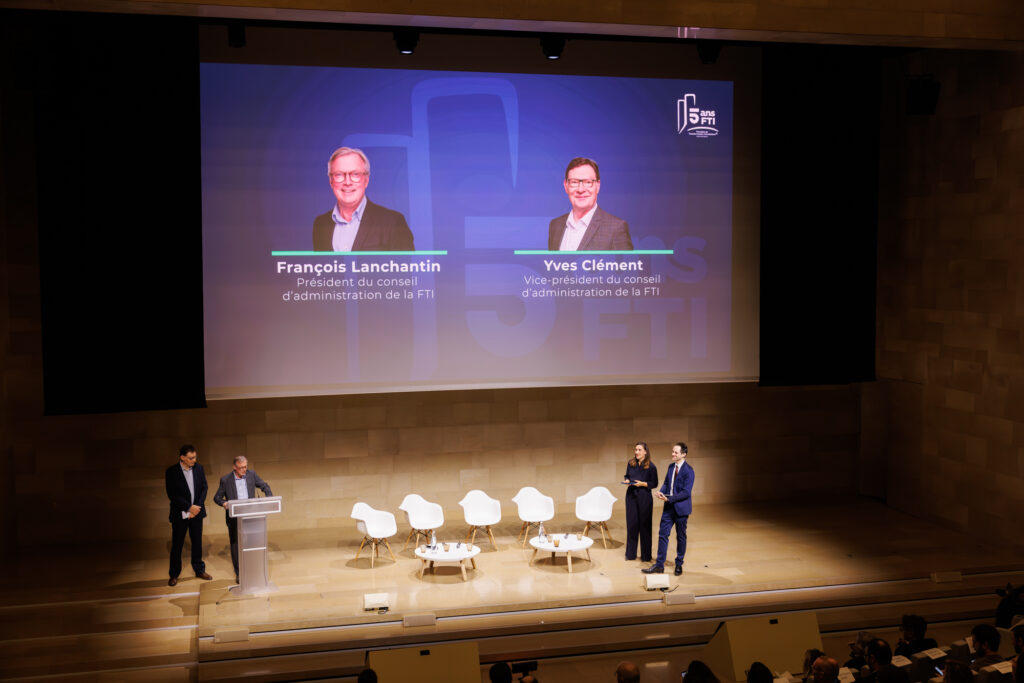 Intervenants sur scène au Sommet de la Transformation au 3 Mazarium à Paris, en novembre 2025