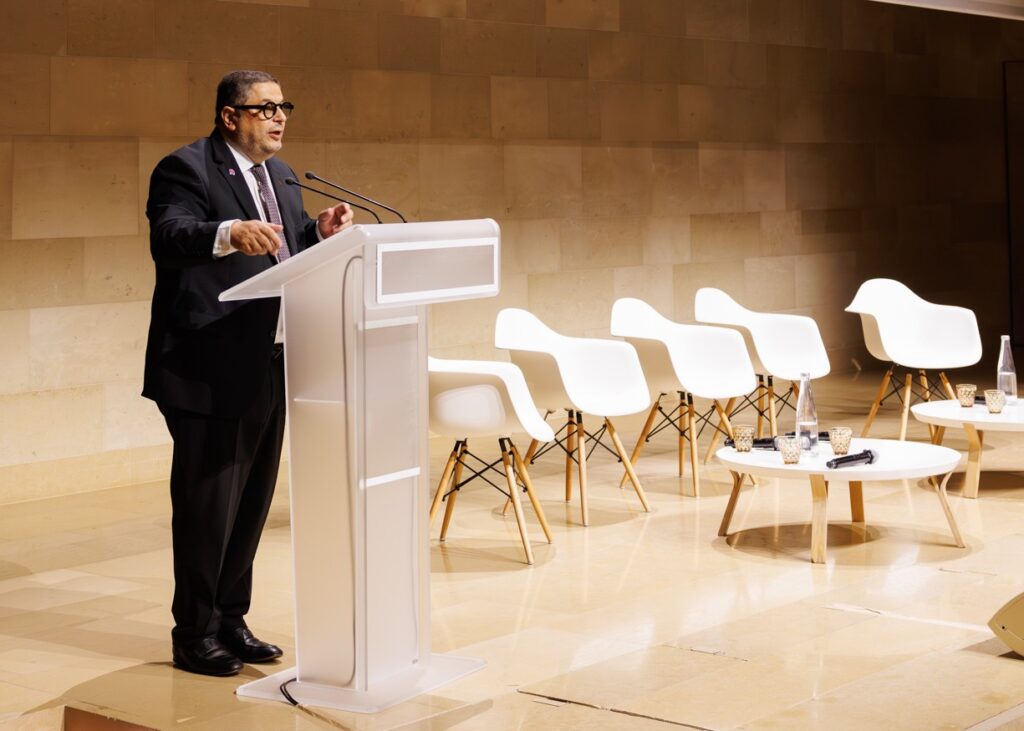 Intervenant à la tribune du Sommet de la Transformation au 3 Mazarium à Paris, en novembre 2025