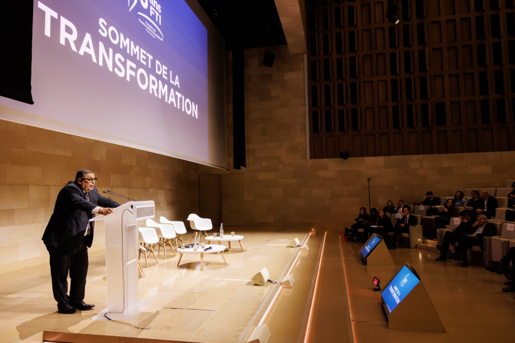 Intervenant à la tribune devant le public du Sommet de la Transformation à Paris, en novembre 2025
