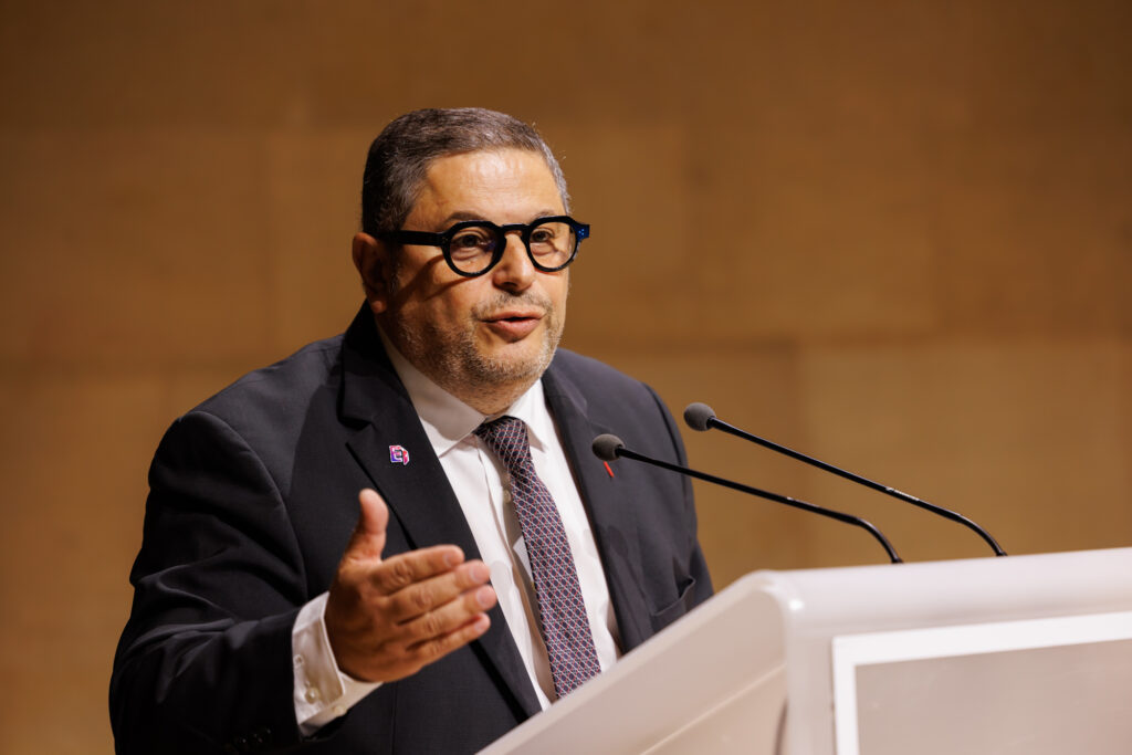Intervenant au pupitre lors du Sommet de la Transformation au 3 Mazarium à Paris, en novembre 2025