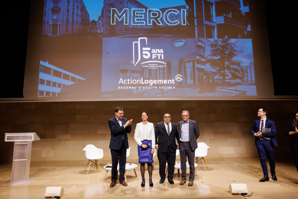 Participants réunis sur scène pour les 5 ans de la FTI au Sommet de la Transformation à Paris, novembre 2025