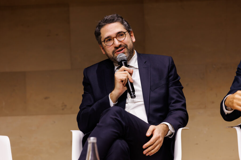 Intervenant prenant la parole au Sommet de la Transformation au 3 Mazarium à Paris, en novembre 2025