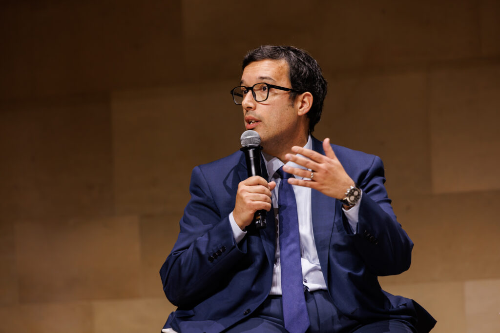 Intervenant prenant la parole au Sommet de la Transformation au 3 Mazarium à Paris, en novembre 2025