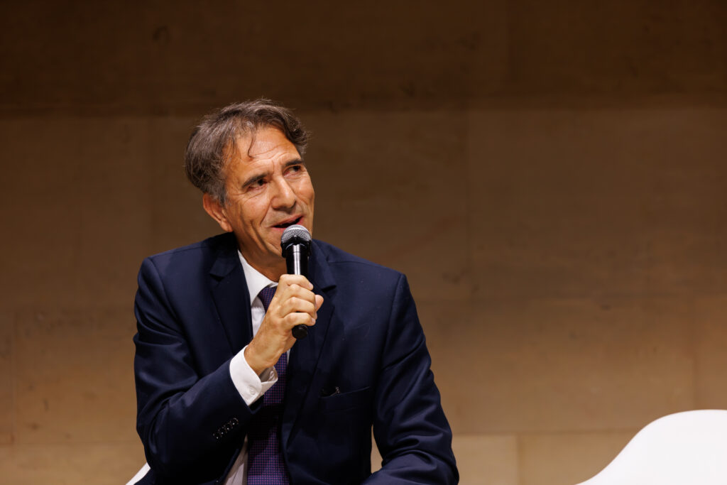 Un intervenant prenant la parole au Sommet de la Transformation au 3 Mazarium à Paris, en novembre 2025