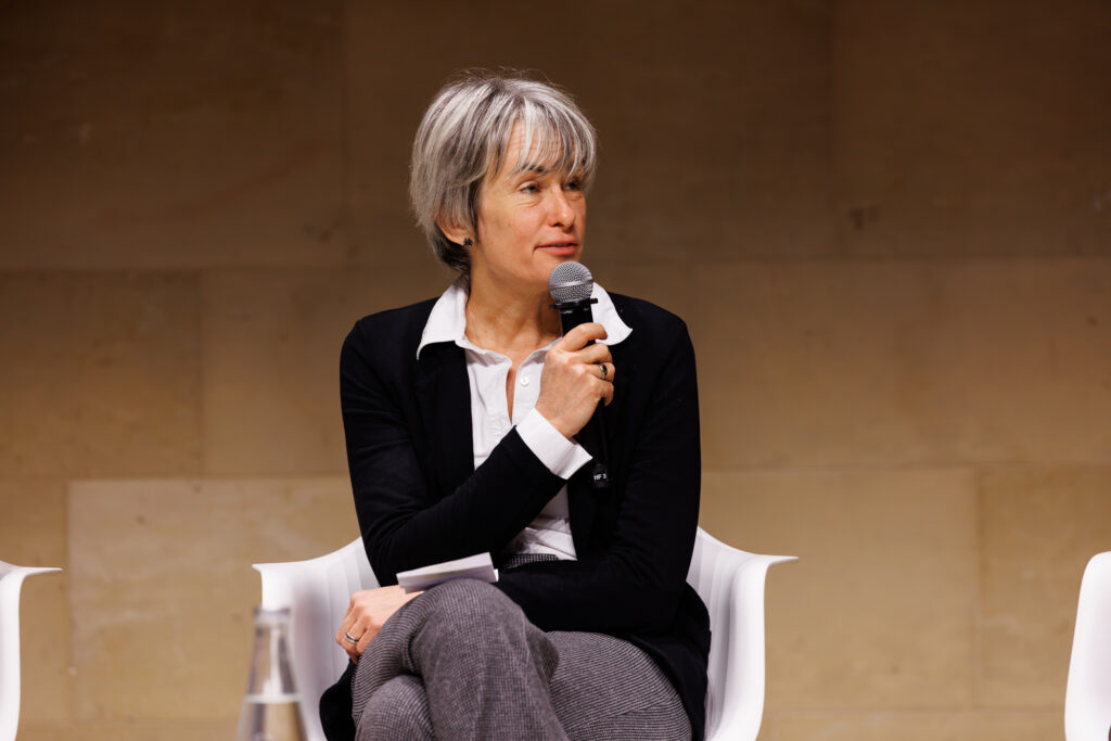 Intervenante prenant la parole au Sommet de la Transformation au 3 Mazarium à Paris, en novembre 2025