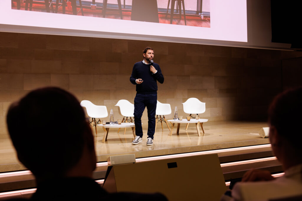 Intervenant sur scène face au public lors du Sommet de la Transformation au 3 Mazarium à Paris, novembre 2025