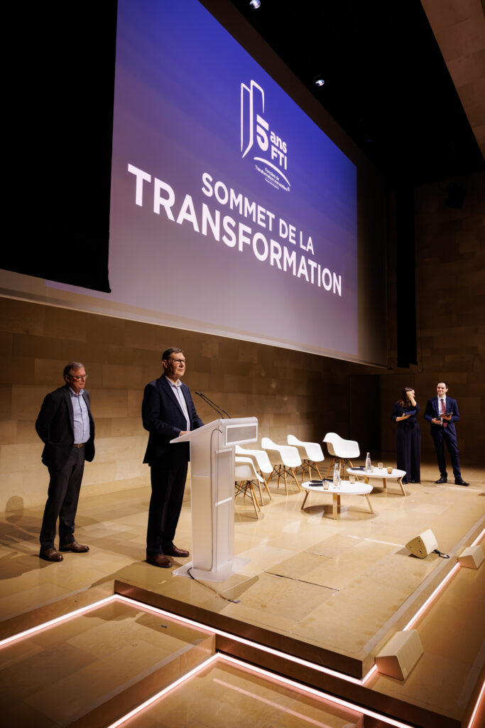 Un intervenant à la tribune du Sommet de la Transformation au 3 Mazarium à Paris, en novembre 2025