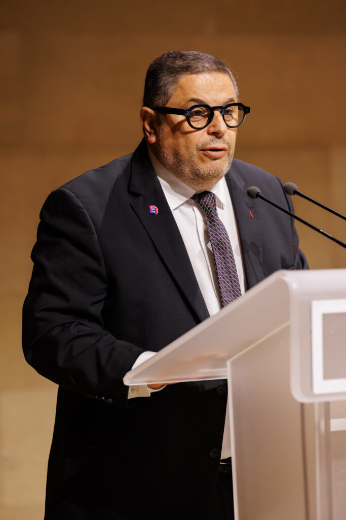 Intervenant prenant la parole au Sommet de la Transformation au 3 Mazarium à Paris, en novembre 2025