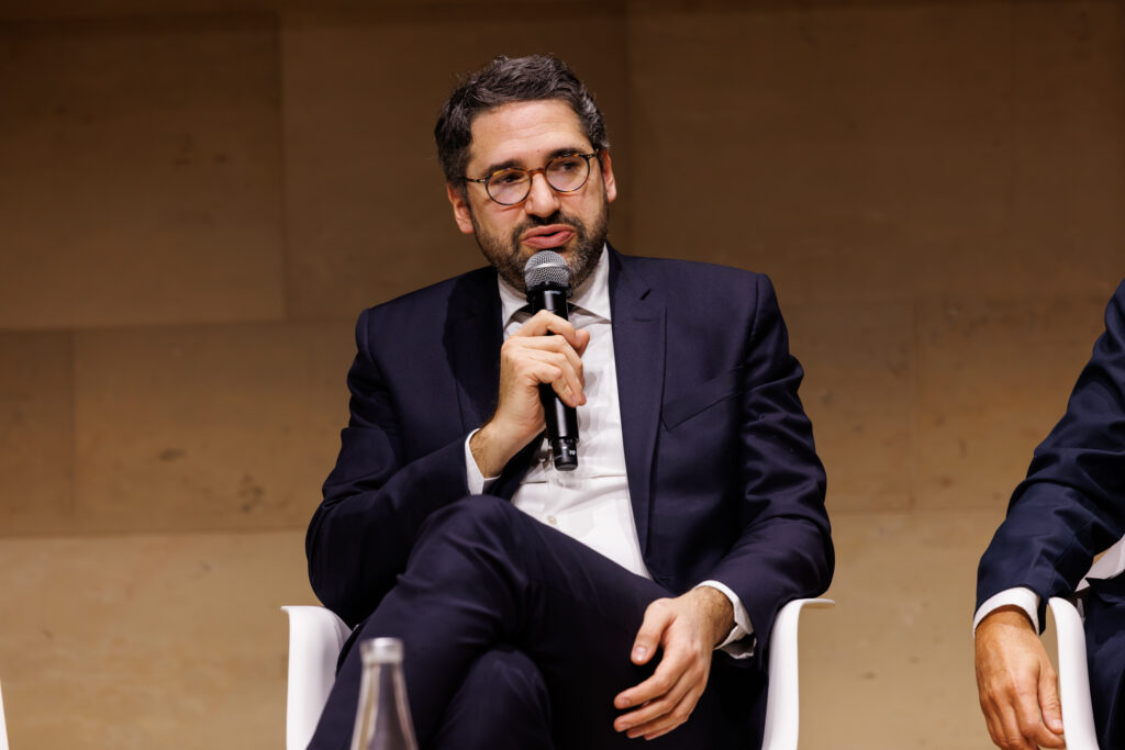 Intervenant prenant la parole au Sommet de la Transformation au 3 Mazarium à Paris, en novembre 2025