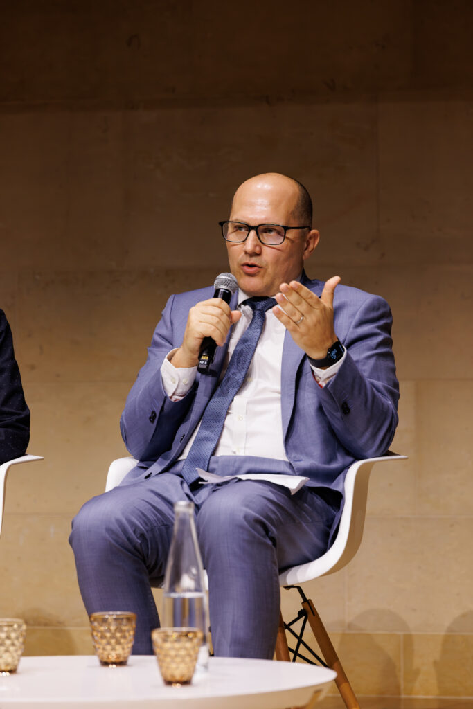 Intervenant prenant la parole au Sommet de la Transformation au 3 Mazarium à Paris, novembre 2025