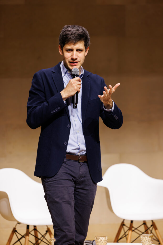 Intervenant prenant la parole au Sommet de la Transformation au 3 Mazarium à Paris, en novembre 2025