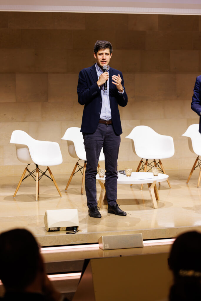 Intervenant sur scène lors du Sommet de la Transformation au 3 Mazarium à Paris, en novembre 2025
