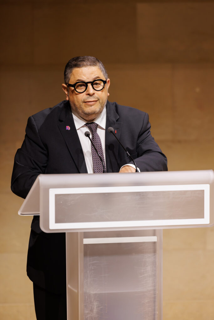 Un intervenant prend la parole au Sommet de la Transformation au 3 Mazarium à Paris, en novembre 2025