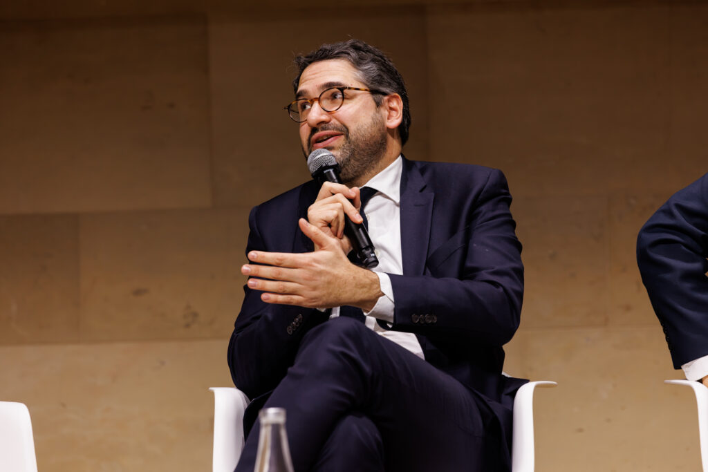 Un intervenant prend la parole lors du Sommet de la Transformation au 3 Mazarium à Paris, en novembre 2025