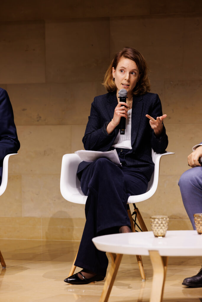 Une intervenante prend la parole au Sommet de la Transformation au 3 Mazarium à Paris, en novembre 2025