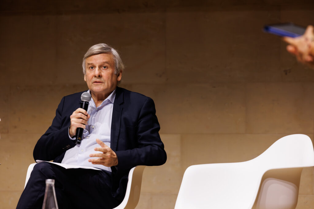 Intervenant prenant la parole au Sommet de la Transformation au 3 Mazarium à Paris, en novembre 2025