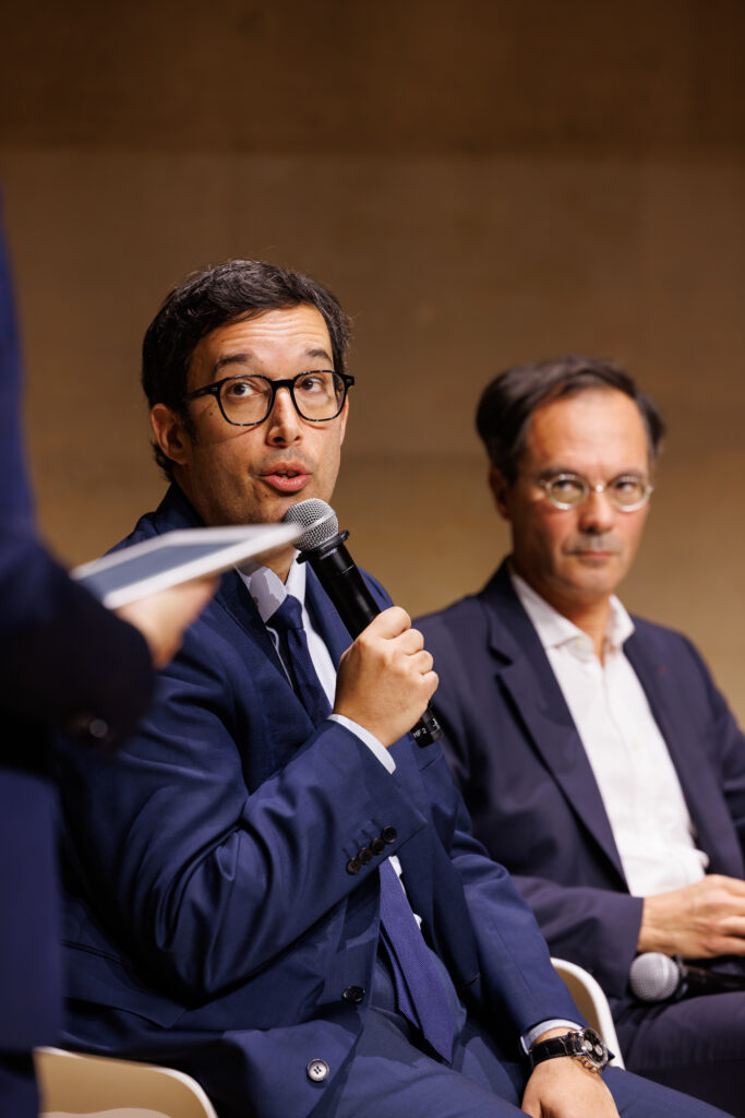 Un intervenant prend la parole lors du Sommet de la Transformation au 3 Mazarium à Paris, en novembre 2025