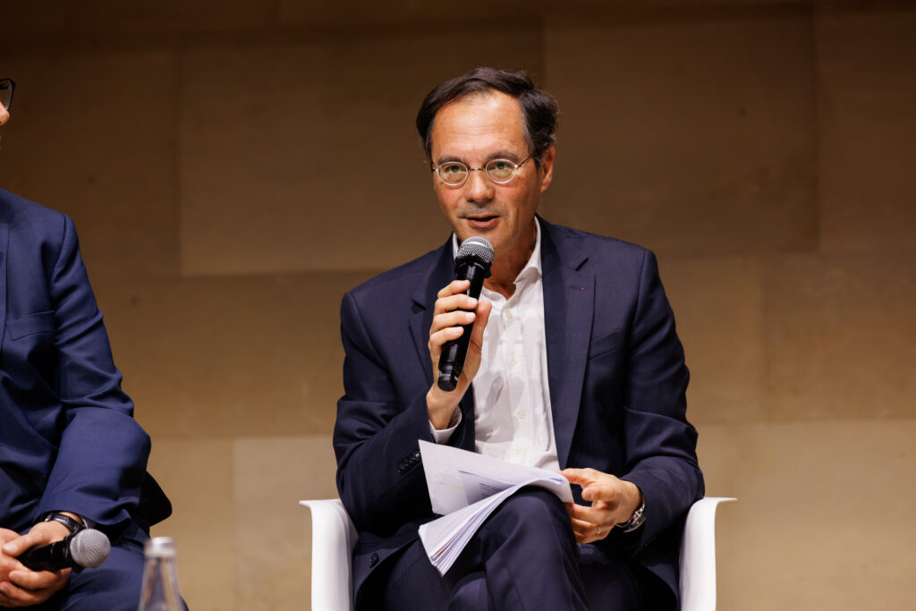 Intervenant prenant la parole lors du Sommet de la Transformation au 3 Mazarium à Paris, en novembre 2025