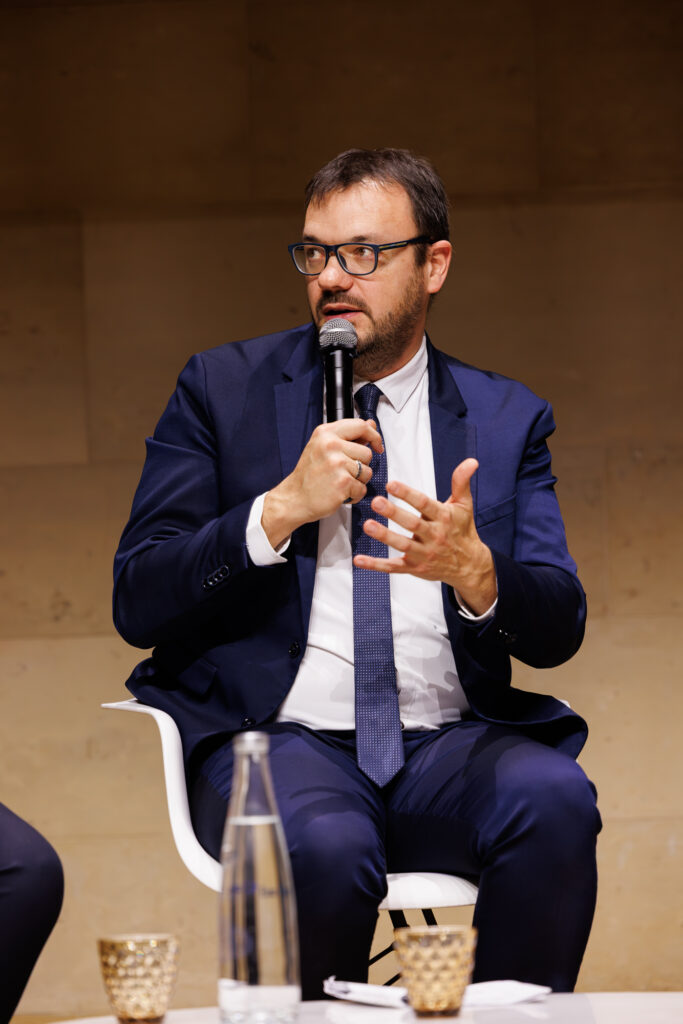 Intervenant prenant la parole au Sommet de la Transformation au 3 Mazarium à Paris, en novembre 2025