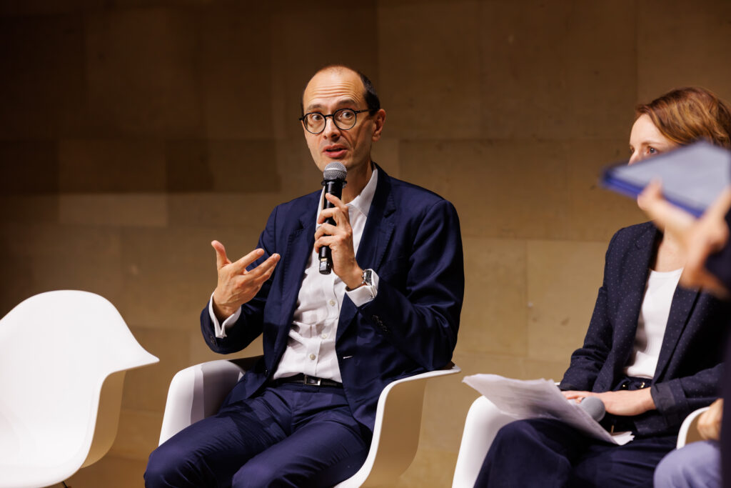 Intervenant prenant la parole au Sommet de la Transformation au 3 Mazarium à Paris, en novembre 2025