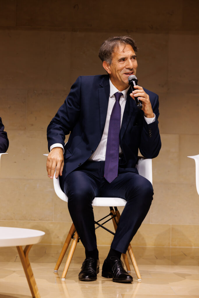 Intervenant prenant la parole au Sommet de la Transformation au 3 Mazarium à Paris, en novembre 2025