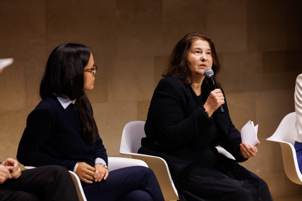 Une intervenante prend la parole lors du Sommet de la Transformation au 3 Mazarium à Paris, en novembre 2025