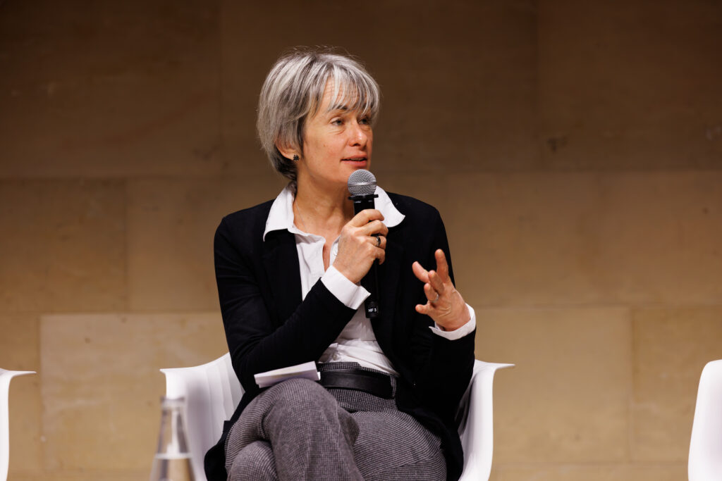 Intervenante prenant la parole au Sommet de la Transformation au 3 Mazarium à Paris, en novembre 2025