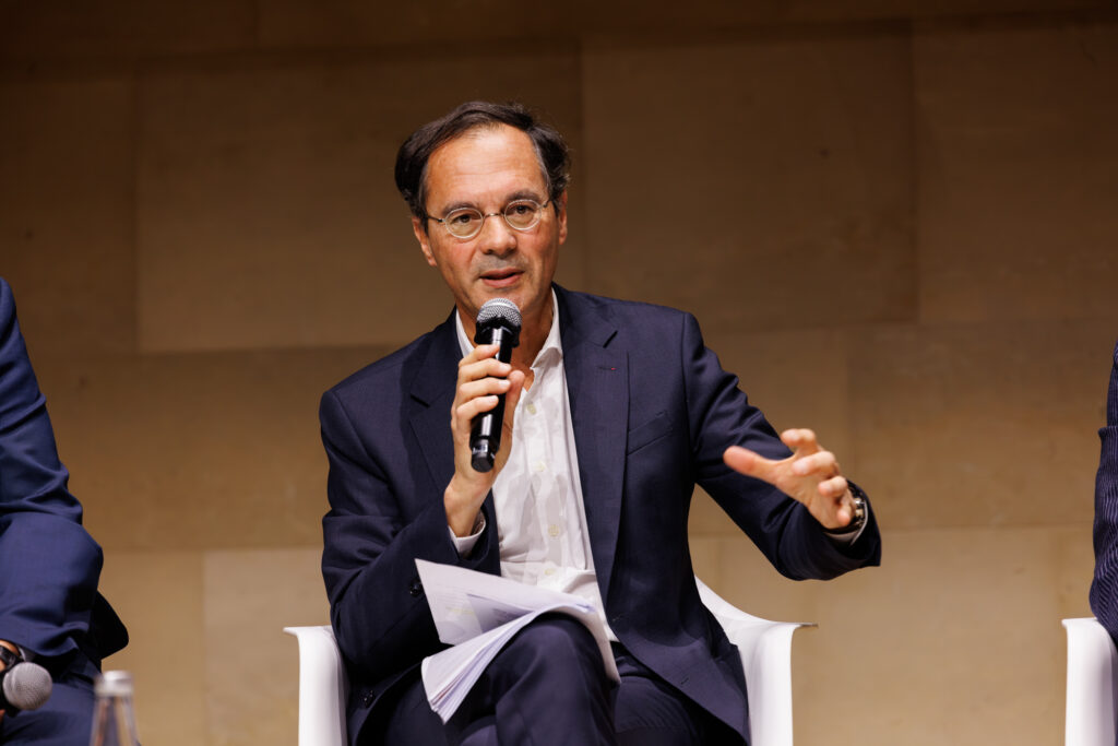 Intervenant prenant la parole au Sommet de la Transformation au 3 Mazarium à Paris, en novembre 2025